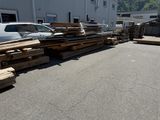 beaucoup de bois par terre devant un immeuble