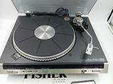 un tourne-disque posé sur un lecteur CD