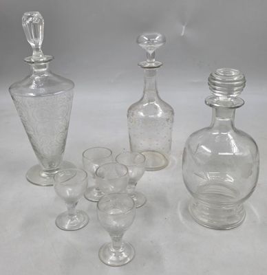 52 / H4 / Lot de carafons et de petits verres gravés.