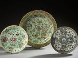 trois assiettes chinoises de la « famille » ornées de motifs floraux