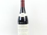une bouteille de vin posée sur une table