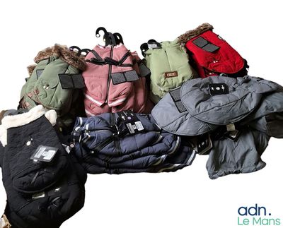 une pile de bagages posée sur une table