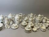 de nombreux types de plats et de tasses en porcelaine sur la table