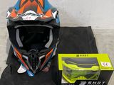 un casque et des lunettes de protection posés sur une table à côté d'une boîte