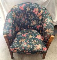 Un fauteuil cabriolet, structure bois, recouvert d’un tissu …