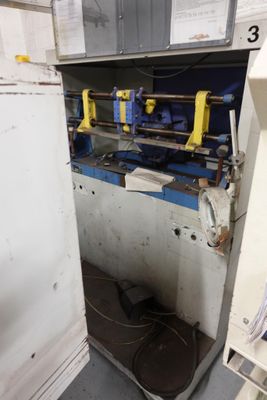 une machine qui se trouve à l'intérieur d'un bâtiment