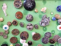 Un lot de boutons fantaisie, majoritairement à décor floral (photo 2)