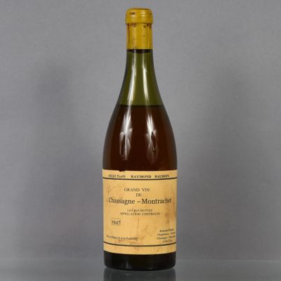 une bouteille de vin posée sur une table