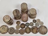 une pile de pièces de monnaie posée sur une table blanche