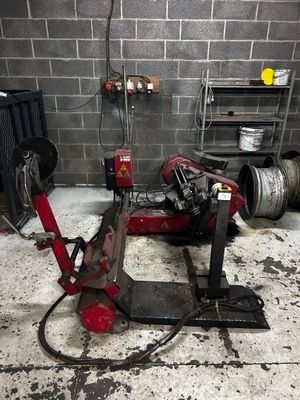 une machine rouge qui se trouve dans un garage