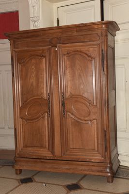 Armoire en noyer mouluré ouvrant à deux vantaux panneautés e…