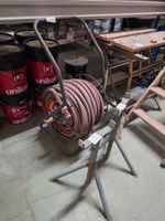 F46: 2 chandelles basses, dérouleur de tuyau, établi, escabe… (photo 2)