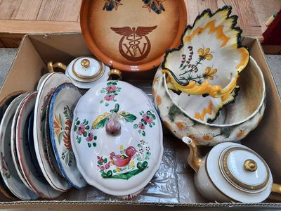 une boîte remplie d'assiettes et de bols, ainsi qu'un bol