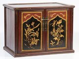 une photo d'une armoire en bois dont les portes sont ornées d'un motif floral