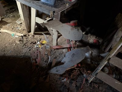 une vieille machine qui traîne dans la boue