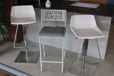 trois tabourets placés devant un comptoir