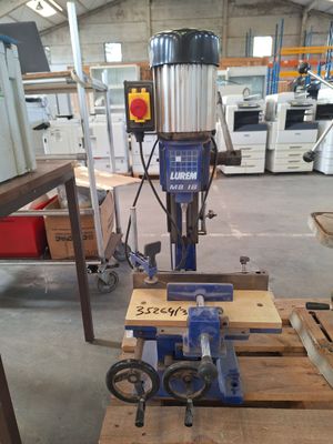 une machine posée sur une palette dans un entrepôt
