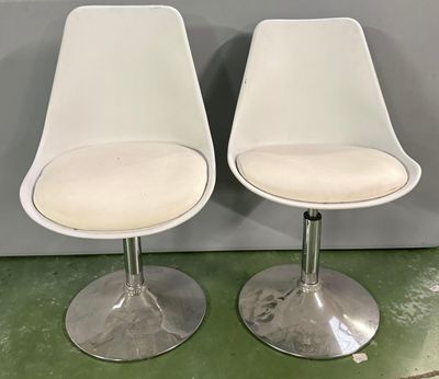 Deux chaises de type tulipe, piétement chromé. - Photo 1