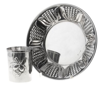 un plateau en argent avec une tasse en argent à côté