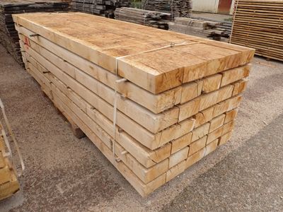 un tas de bois empilé les uns sur les autres dans un entrepôt