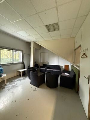 1 ensemble de mobilier comprenant : 1 salon de jardin, 2 fau…