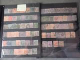 plusieurs types de timbres exposés dans une vitrine