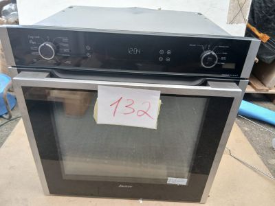 un micro-ondes posé sur une boîte en carton
