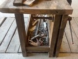 une table en bois sur laquelle repose un morceau de bois