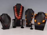 Plusieurs types de colliers et de bracelets sont exposés.