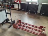 une photo d'un garage avec un chariot et de nombreux outils