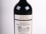 une bouteille de vin posée sur une table