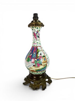 une lampe posée sur un pied, sur une surface blanche