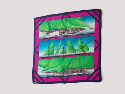 des voiliers verts sur un foulard en soie rose à bordure violette