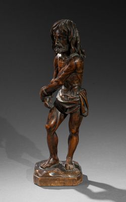 statue en bronze représentant un homme tenant une épée, posée sur un socle en bois