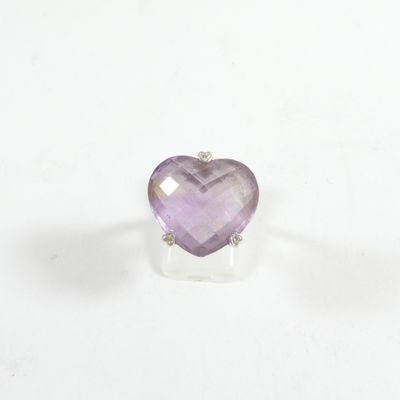 une bague en amethorate en forme de cœur sur fond blanc