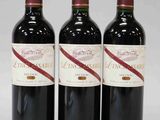 trois bouteilles de vin posées sur une table l'une à côté de l'autre