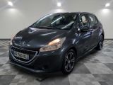 la photo d'une voiture noire garée dans un garage