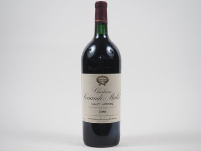 une bouteille de vin posée sur une table