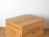 une boîte en bois avec une étiquette posée sur une table