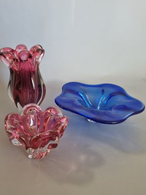 deux vases en verre posés sur une table l'un à côté de l'autre