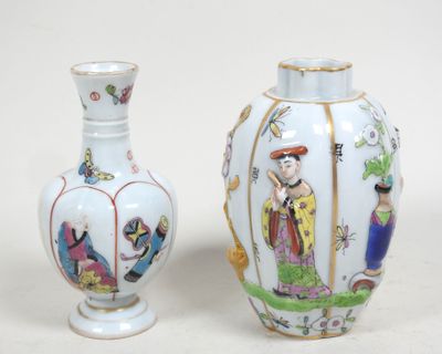 deux vases posés l'un à côté de l'autre sur une table