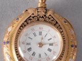 une montre de poche en or avec des chiffres romains