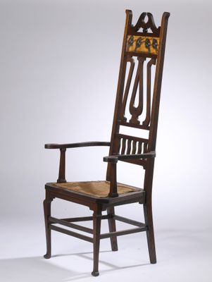 une chaise ancienne en bois, avec un dossier et une assise sculptés, sur fond blanc