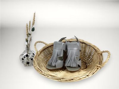 un panier contenant une paire de chaussures de bébé