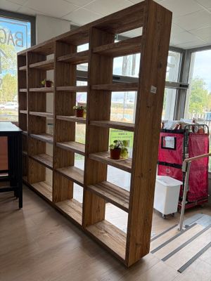 une pièce avec un bureau et une bibliothèque