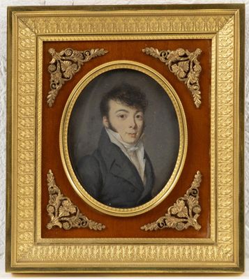 portrait d'un homme en veste noire et chemise blanche