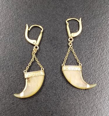boucles d'oreilles plaquées or avec des breloques en corne et une chaîne