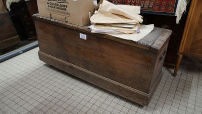 un coffre en bois sur lequel est posée une boîte