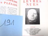 un livre ouvert sur lequel figure la photo d'un homme