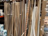 Il y a de nombreuses essences de bois différentes dans cet entrepôt